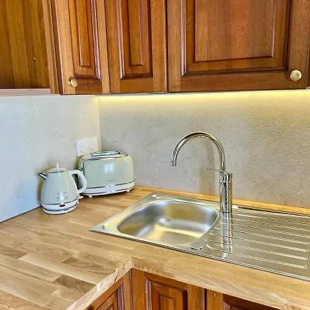 Апартаменты Charming Peaceful Haven In The Golden Square, Air-conditioned *
