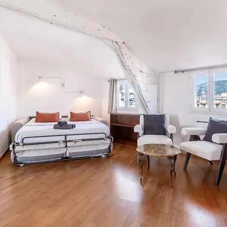 Apartman Charming Peaceful Haven In The Golden Square, Air-conditioned