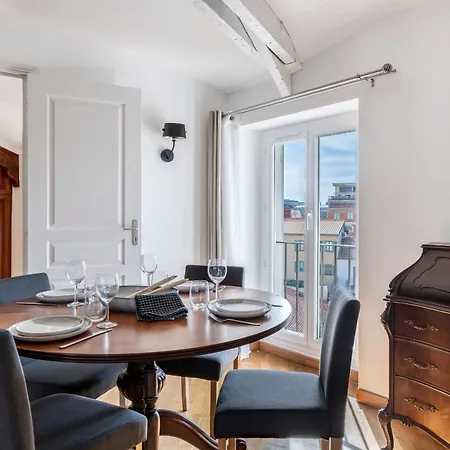 Apartman Charming Peaceful Haven In The Golden Square, Air-conditioned *