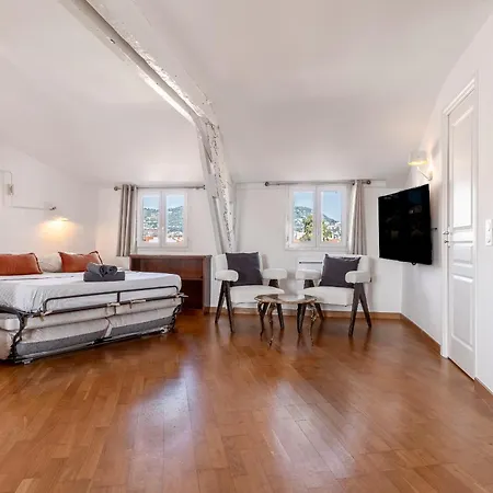 Apartman Charming Peaceful Haven In The Golden Square, Air-conditioned